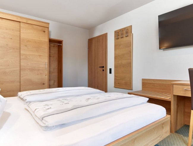 Schlafzimmer mit Doppelbett, Flat-TV und Balkon