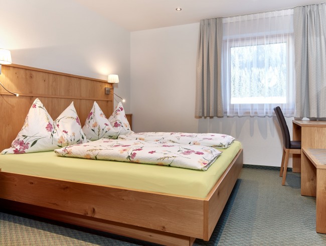 Schlafzimmer mit Doppelbett