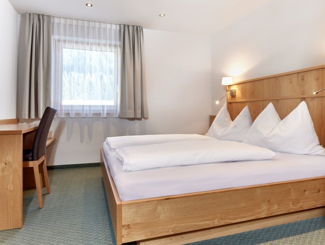 Schlafzimmer mit Doppelbett