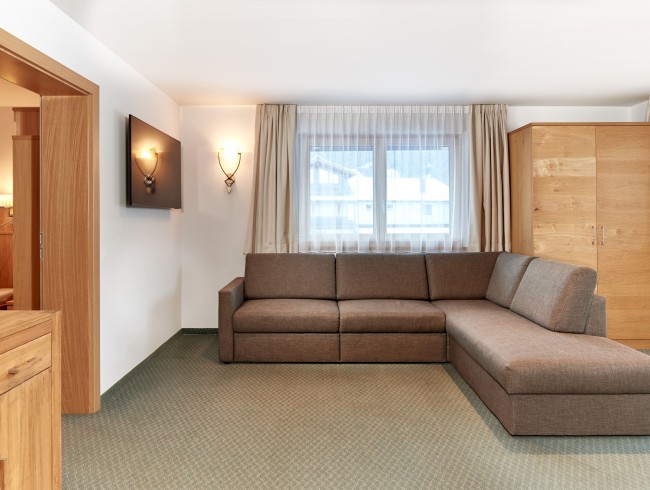 Wohnzimmer mit gro&szlig;er Couch