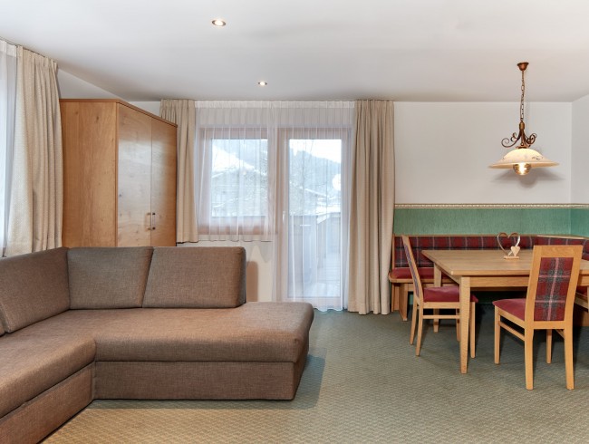 Wohnk&uuml;che mit Ccouch und Esstisch